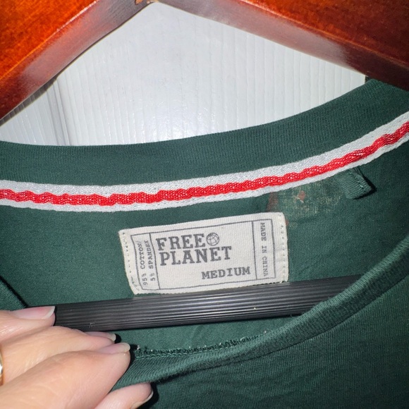 Free Planet Green Santa Graphic Tee w/rolled sleeves - Picture 3 of 6